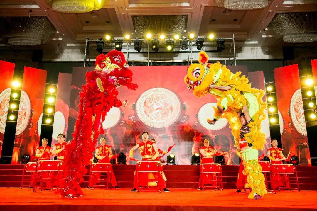 开场《威风锣鼓舞起来》拉开了迎新晚会的序幕 共庆岁末，展望新年！